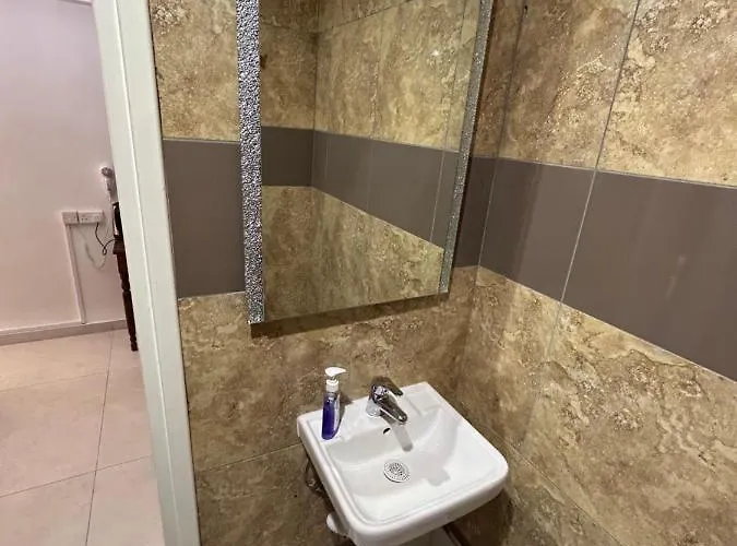 كيبروس أكوموديشين بيت ضيافة 3*